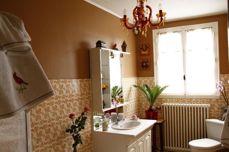 La Petite Maison près de l'Eglise image