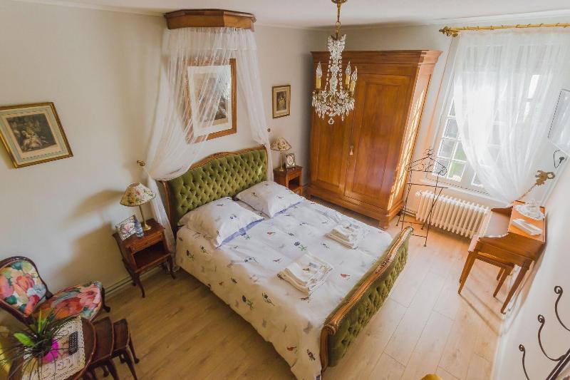La Petite Maison près de l'Eglise image