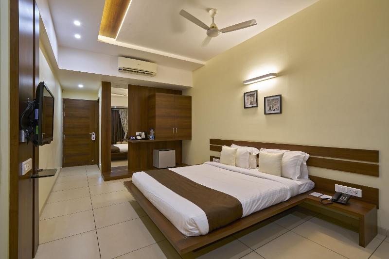 Hotel 3 Leaves Kolhapur image