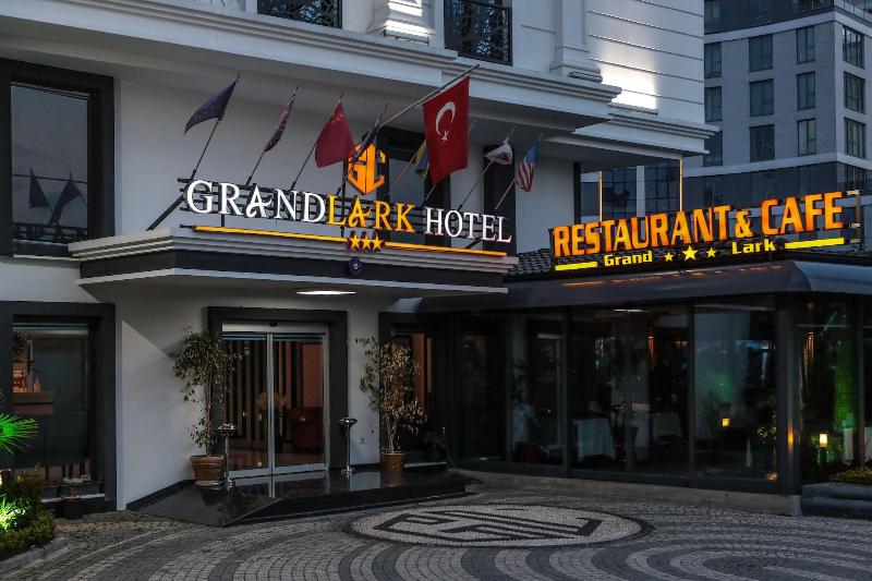 Grand Lark Otel image