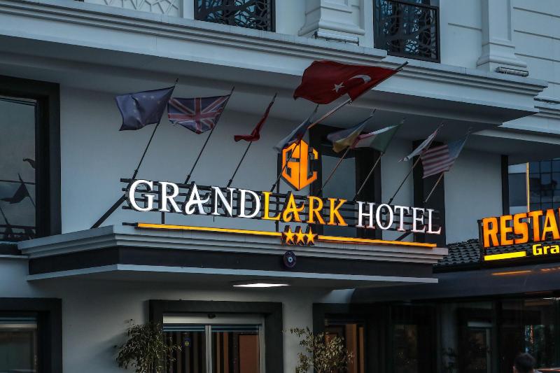 Grand Lark Otel image