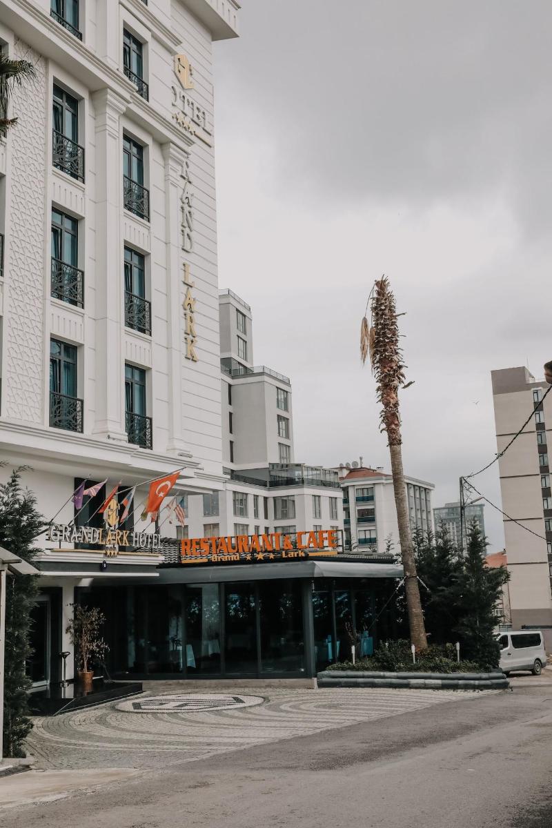 Grand Lark Otel image