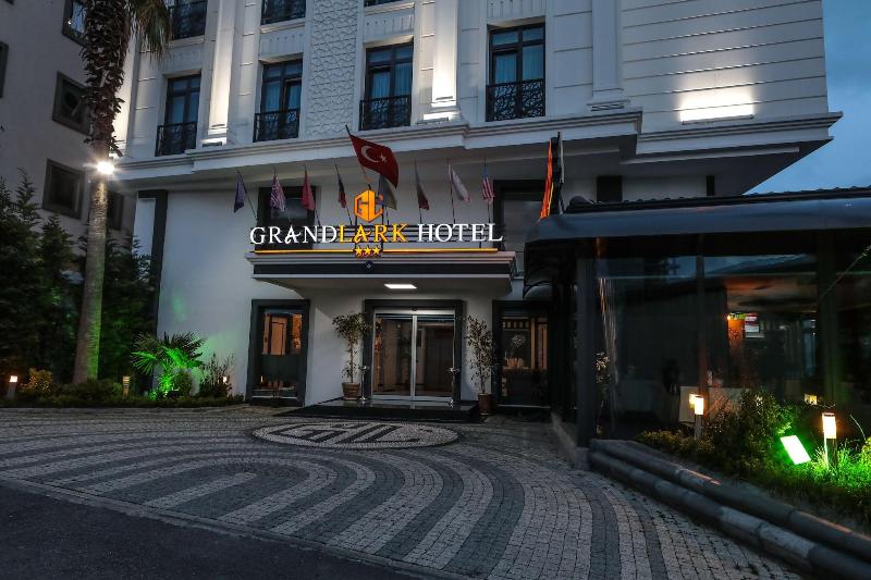 Grand Lark Otel image