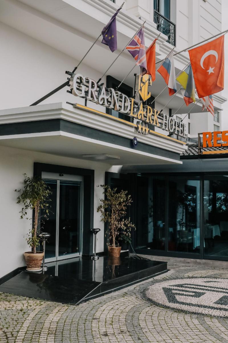 Grand Lark Otel image