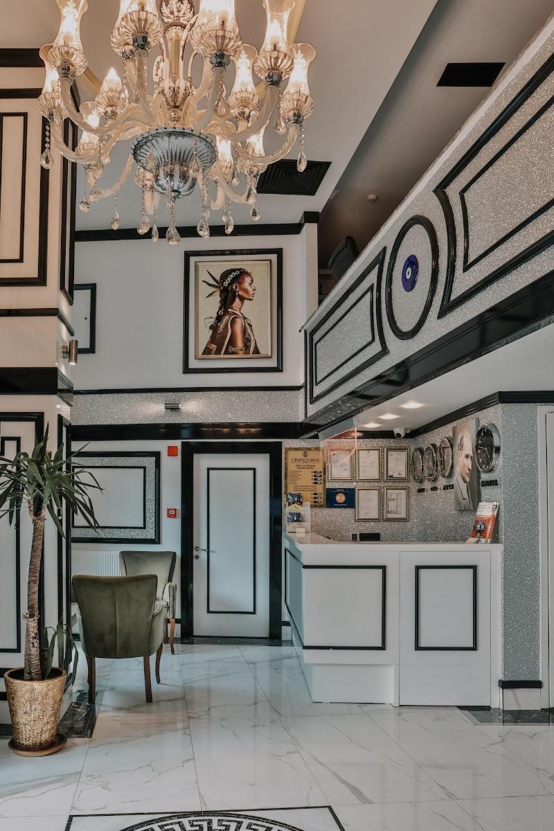 Grand Lark Otel image