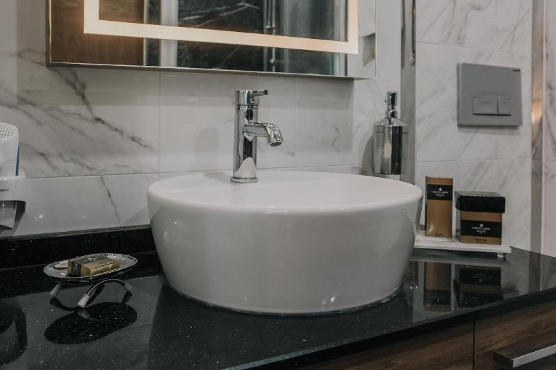 Grand Lark Otel image