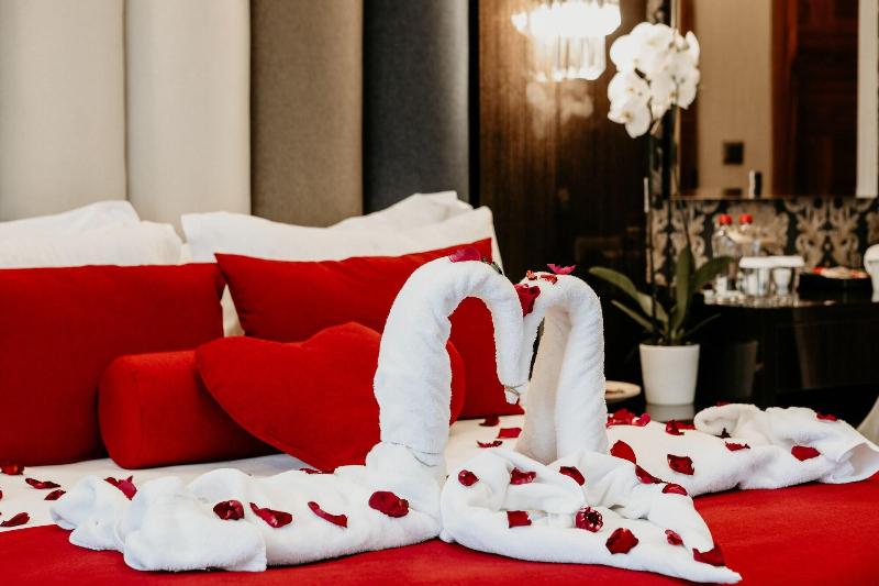 Grand Lark Otel image