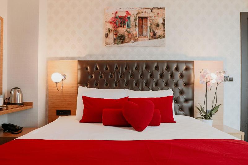 Grand Lark Otel image