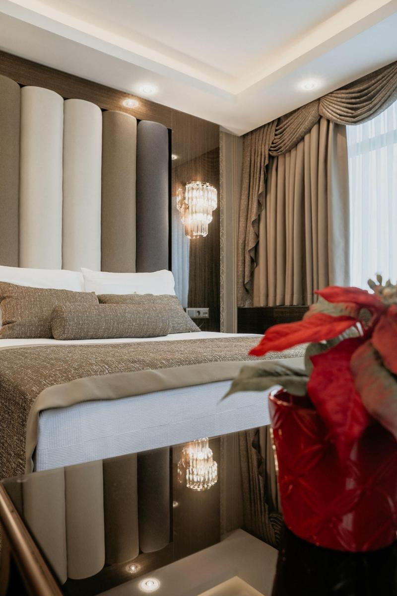 Grand Lark Otel image