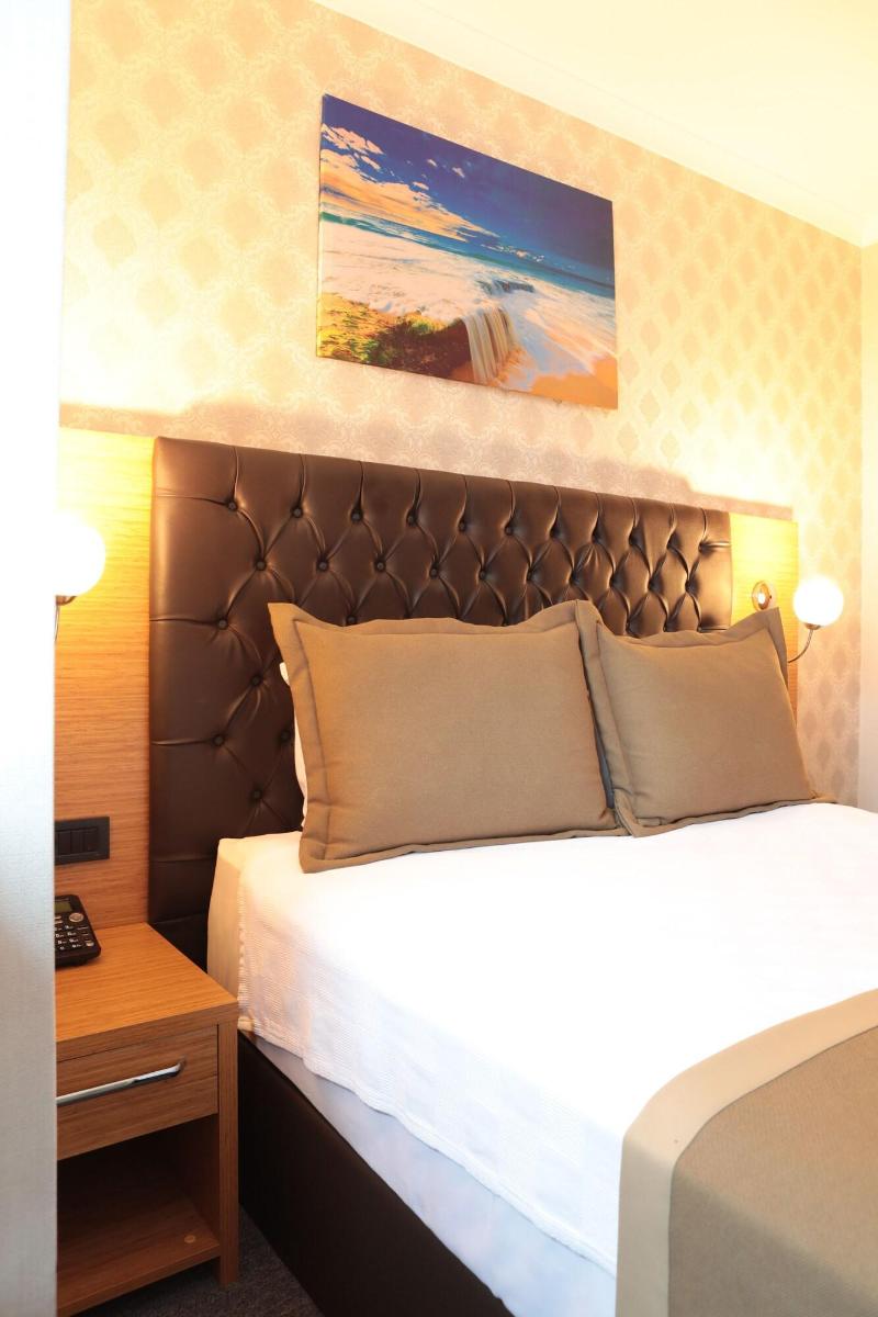 Grand Lark Otel image
