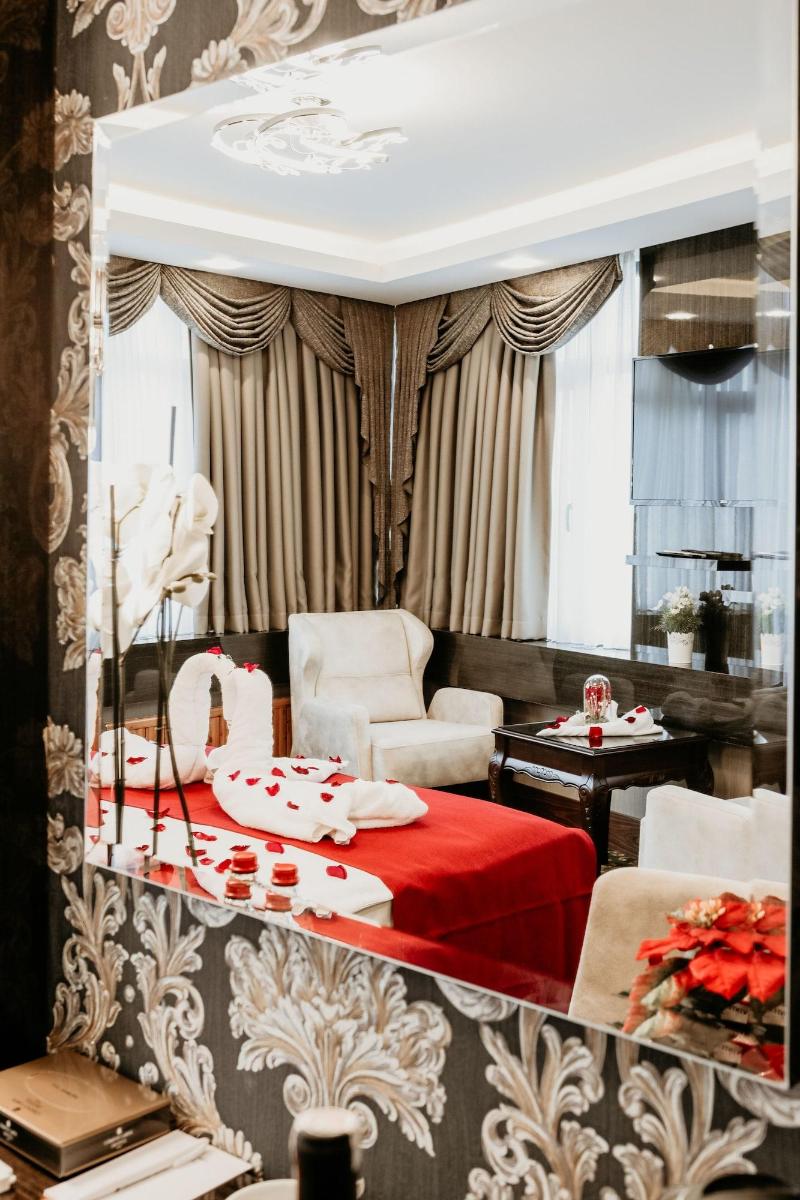 Grand Lark Otel image