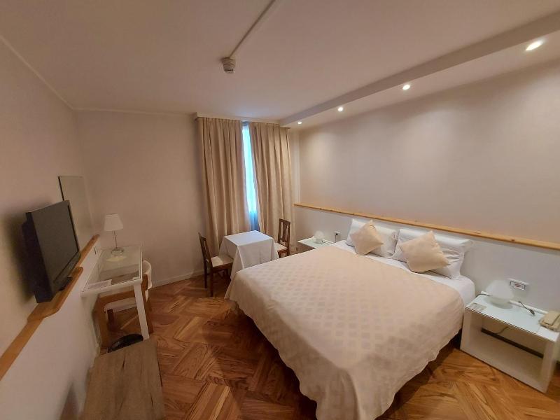 Hotel Posta 77 image
