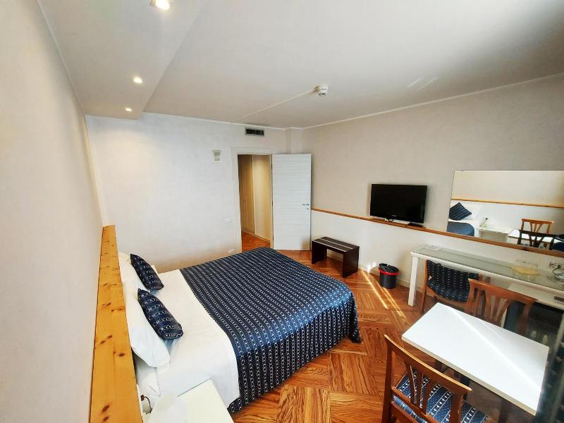 Hotel Posta 77 image