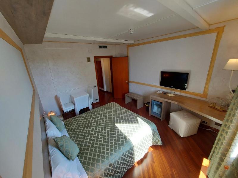Hotel Posta 77 image