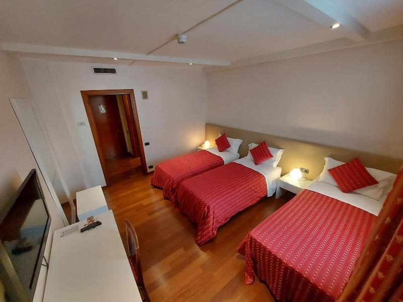 Hotel Posta 77 image