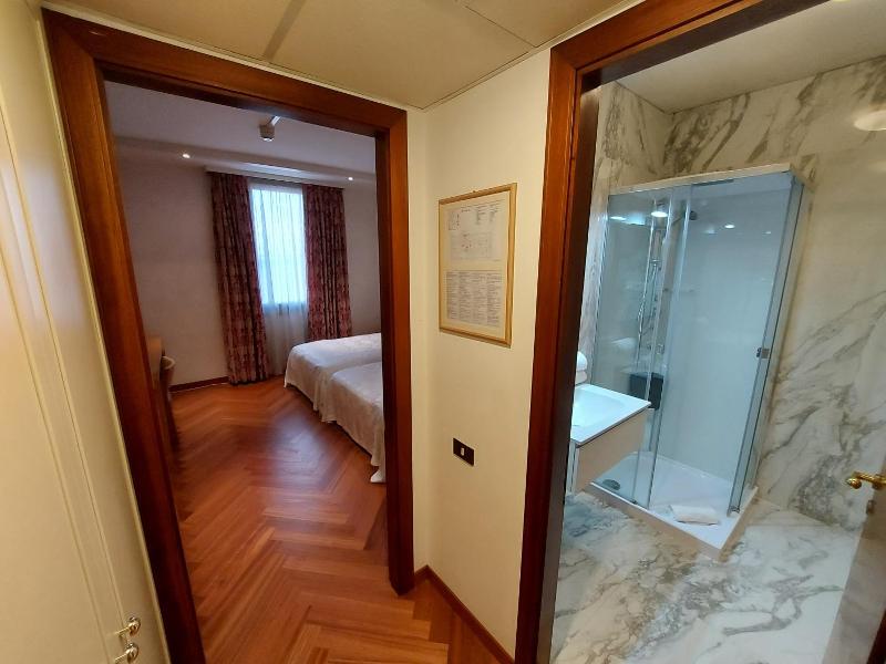 Hotel Posta 77 image