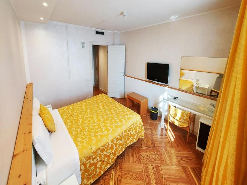 Hotel Posta 77 image