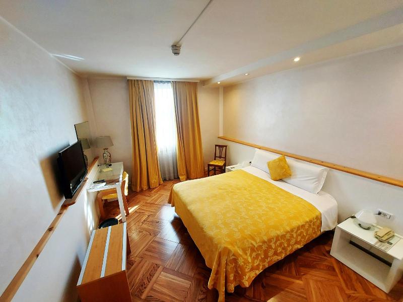 Hotel Posta 77 image