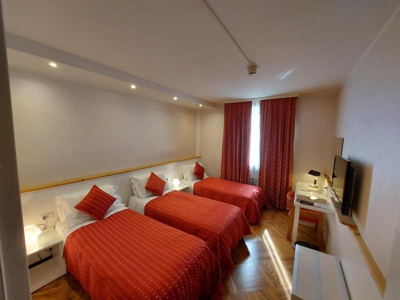 Hotel Posta 77 image