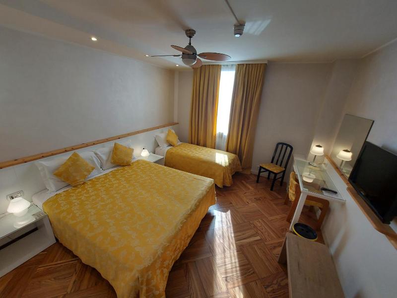 Hotel Posta 77 image