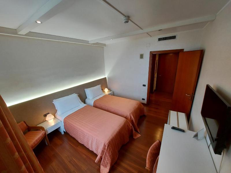 Hotel Posta 77 image