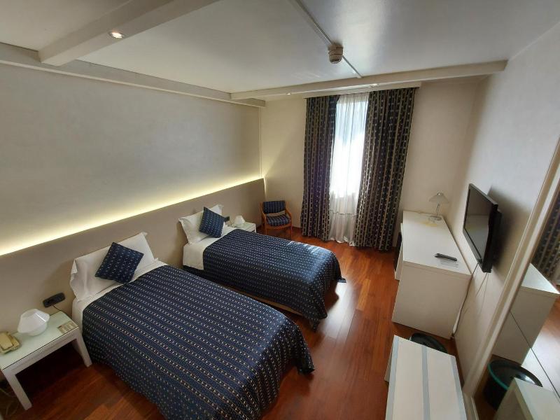 Hotel Posta 77 image