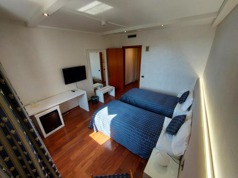 Hotel Posta 77 image