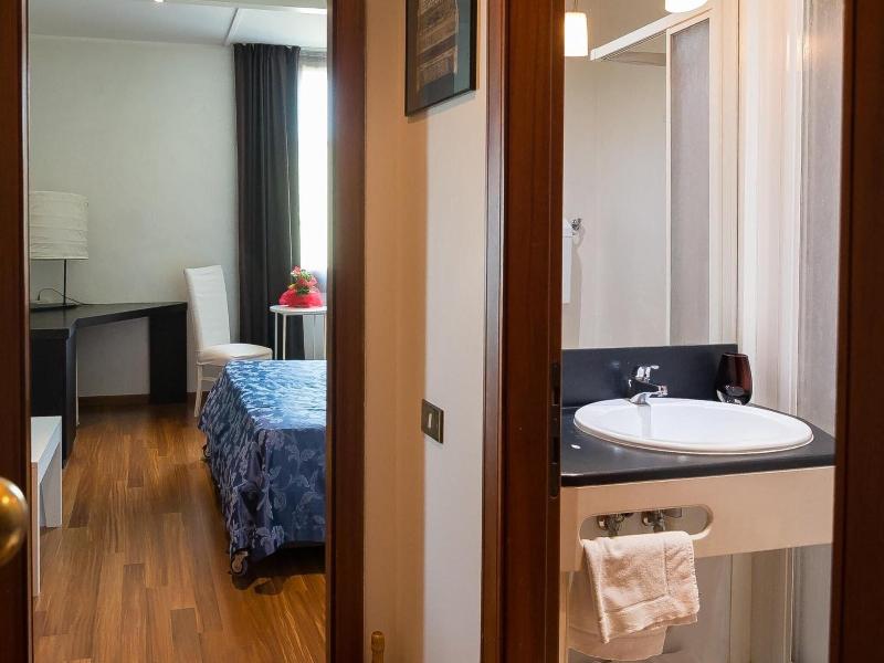Hotel Posta 77 image