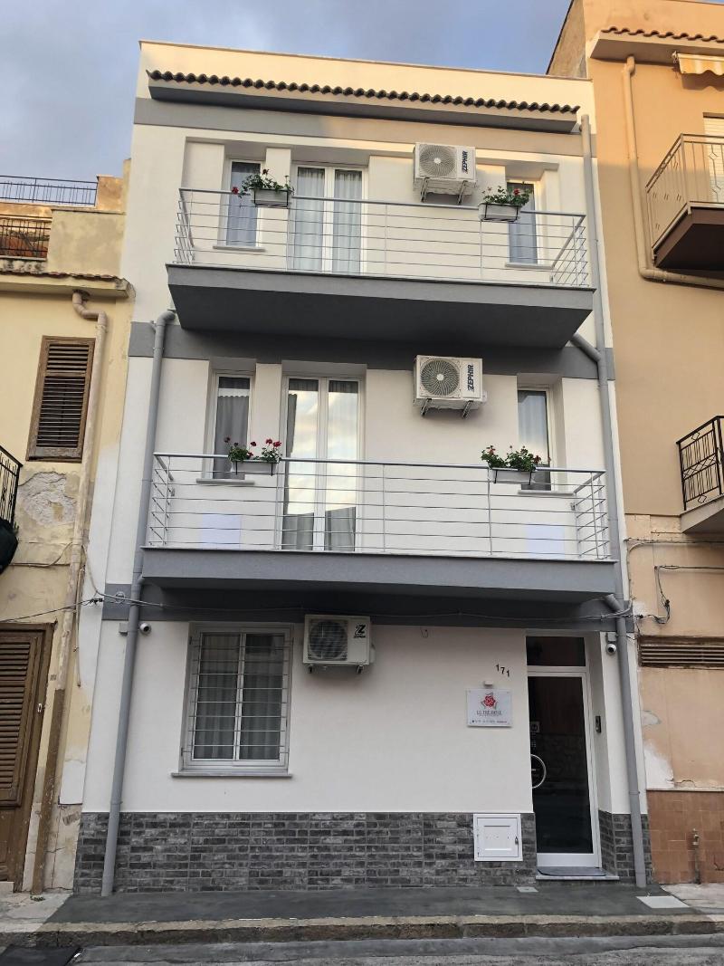 Le Tre Rose image