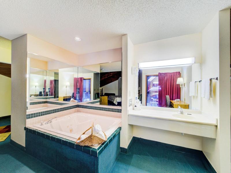 Capital O Amerihost Inn and Suites Mexico Hwy 54 image
