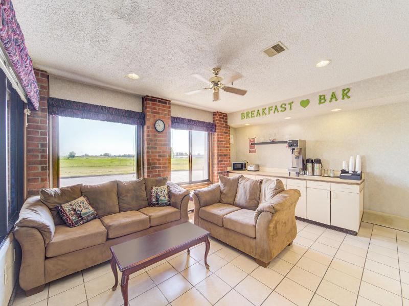 Capital O Amerihost Inn and Suites Mexico Hwy 54 image