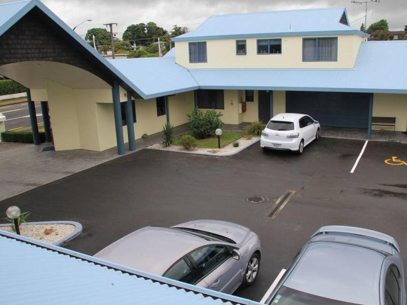 Bassingers Motor Lodge image
