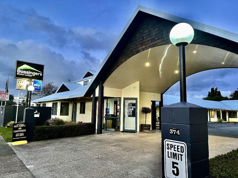 Bassingers Motor Lodge image