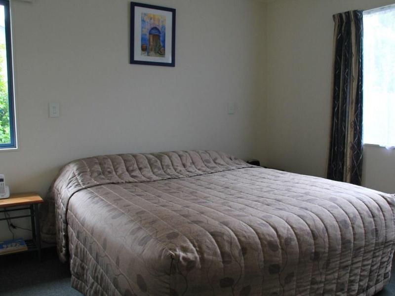 Bassingers Motor Lodge image