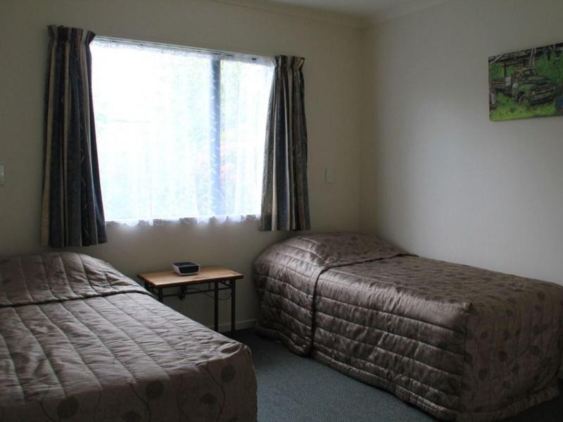 Bassingers Motor Lodge image