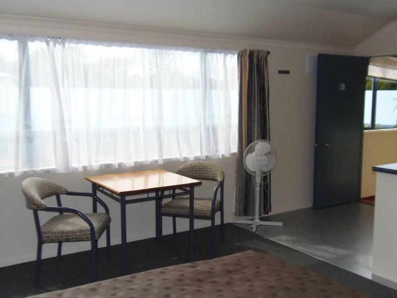 Bassingers Motor Lodge image
