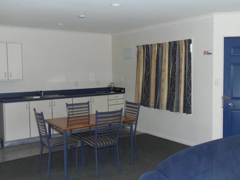Bassingers Motor Lodge image