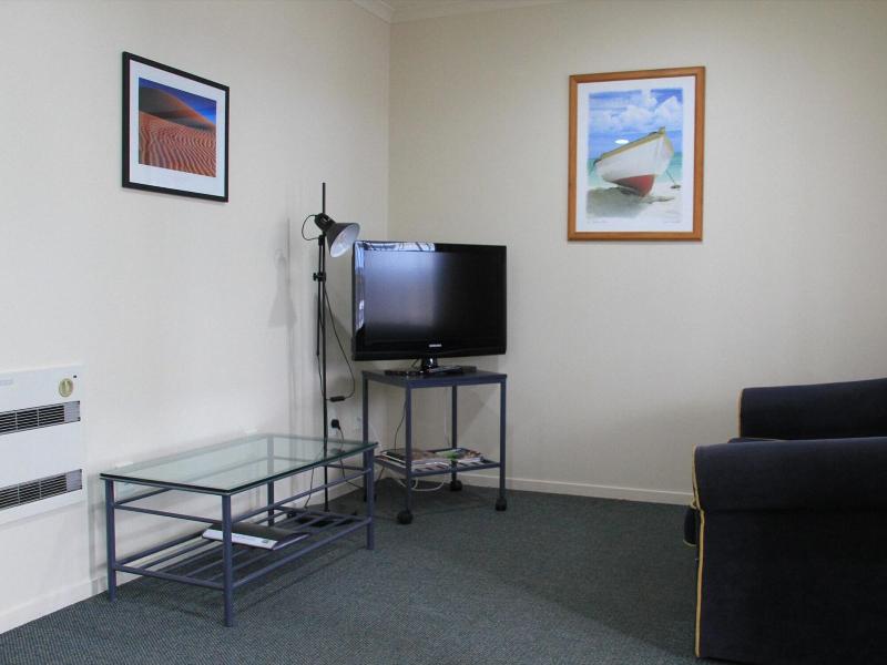 Bassingers Motor Lodge image