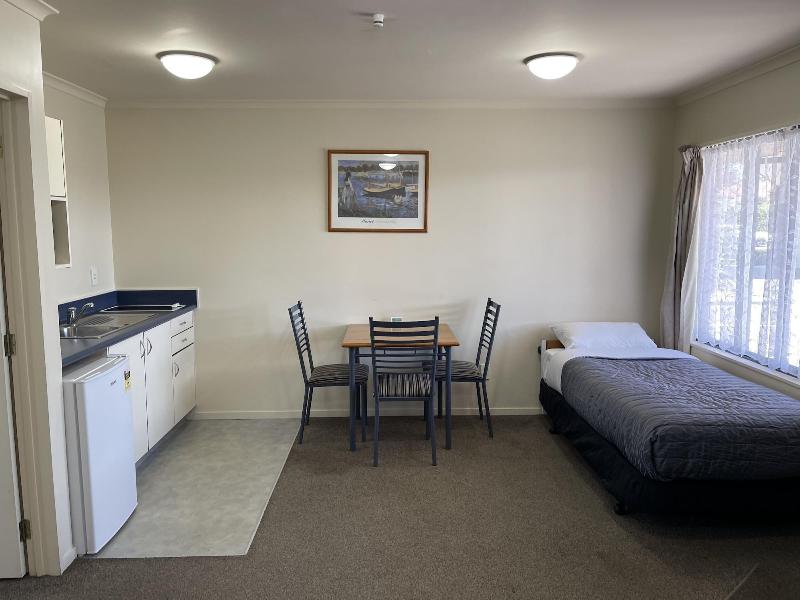 Bassingers Motor Lodge image