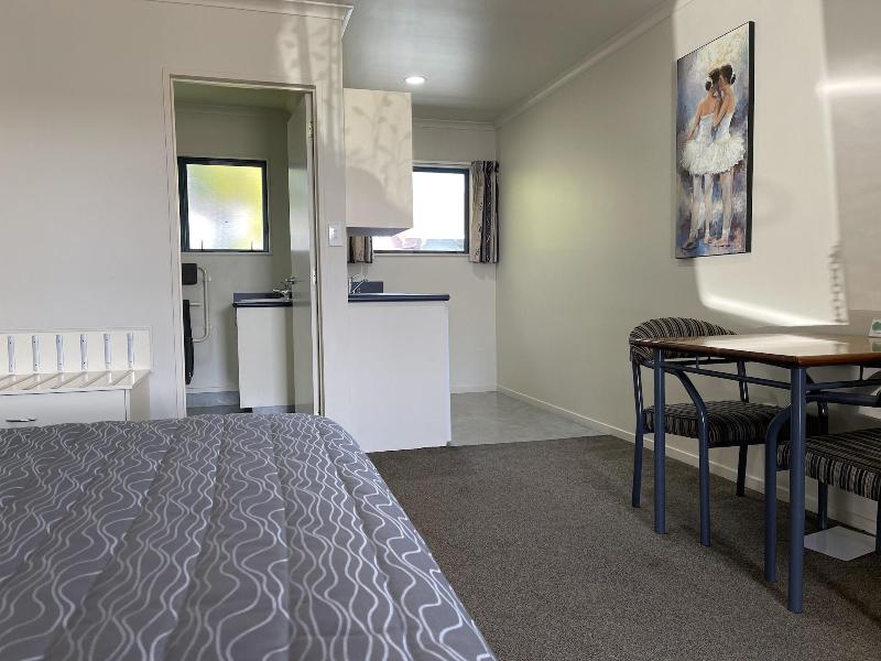 Bassingers Motor Lodge image