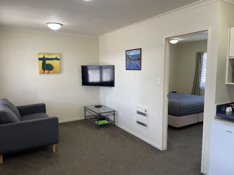Bassingers Motor Lodge image