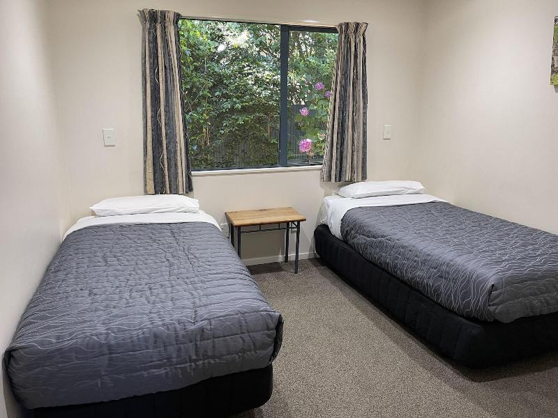 Bassingers Motor Lodge image