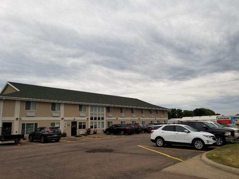 Bilmar Inn & Suites Dell Rapids Near Sioux Falls image