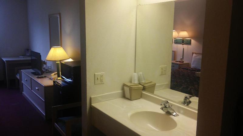 Bilmar Inn & Suites Dell Rapids Near Sioux Falls image