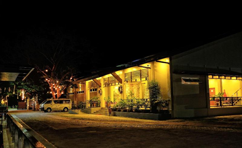 Seasons Hotel And Convention Center image