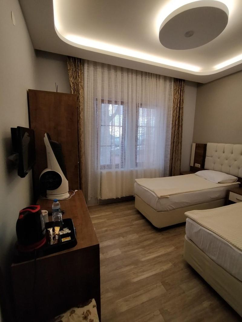 Double or Twin CLASSIC QUEEN BED
