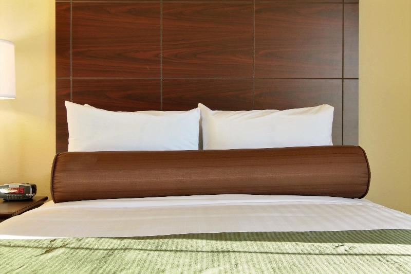 Cobblestone Hotel & Suites - Beulah image