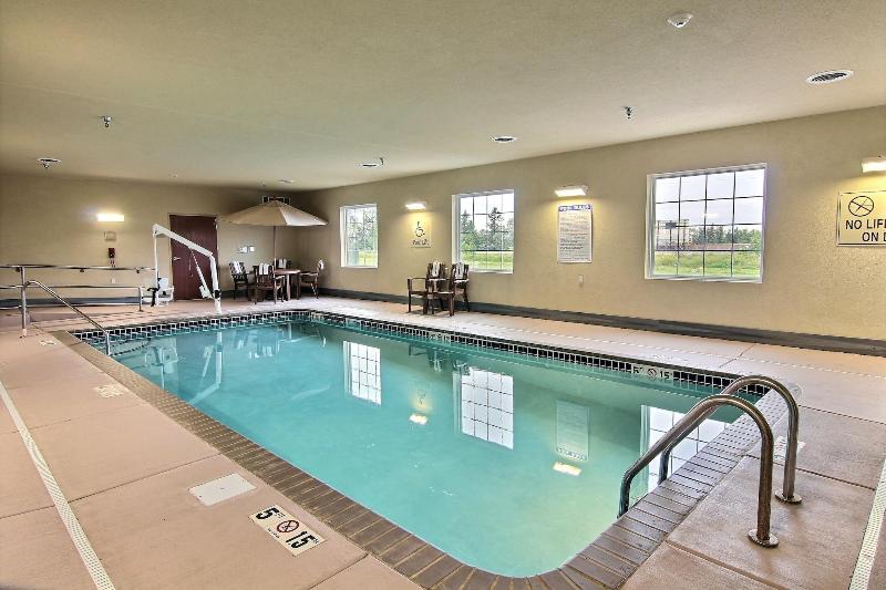 Cobblestone Hotel & Suites - Crookston image