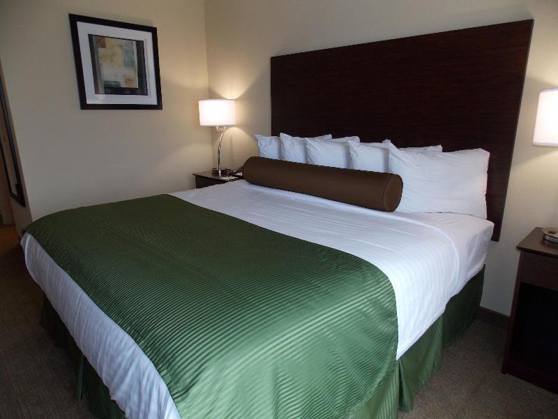 Cobblestone Hotel & Suites - Crookston image