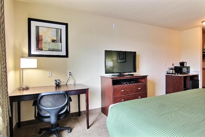 Cobblestone Hotel & Suites - Crookston image